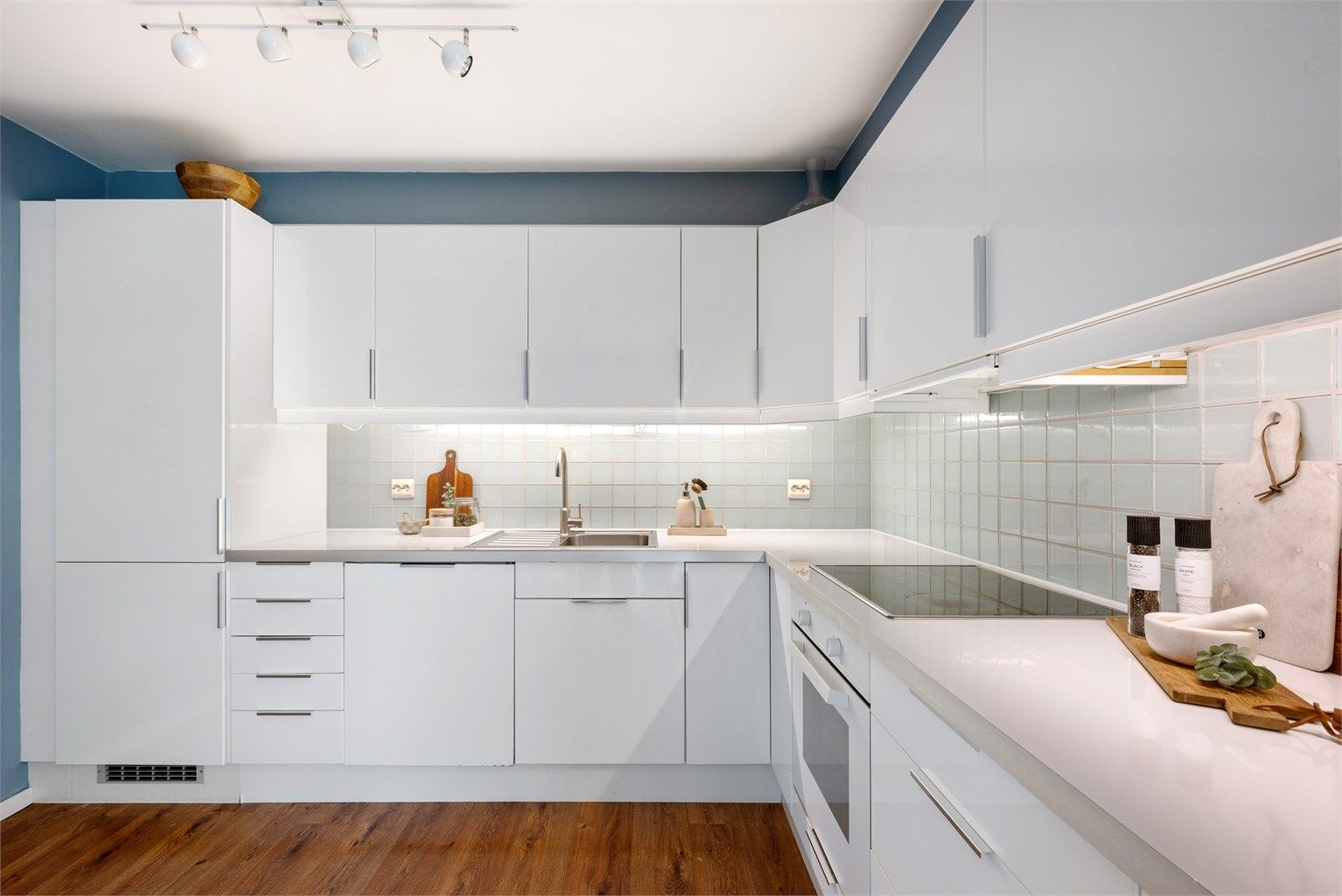 Kjøkken er fra IKEA, og er tidløst i lyse farger, og med laminat benkeplate. Integrerte hvitevarer som kjøleskap med frys, komfyr, oppvaskmaskin og koketopp. 