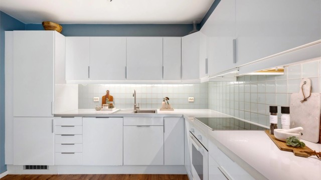 Kjøkken er fra IKEA, og er tidløst i lyse farger, og med laminat benkeplate. Integrerte hvitevarer som kjøleskap med frys, komfyr, oppvaskmaskin og koketopp.