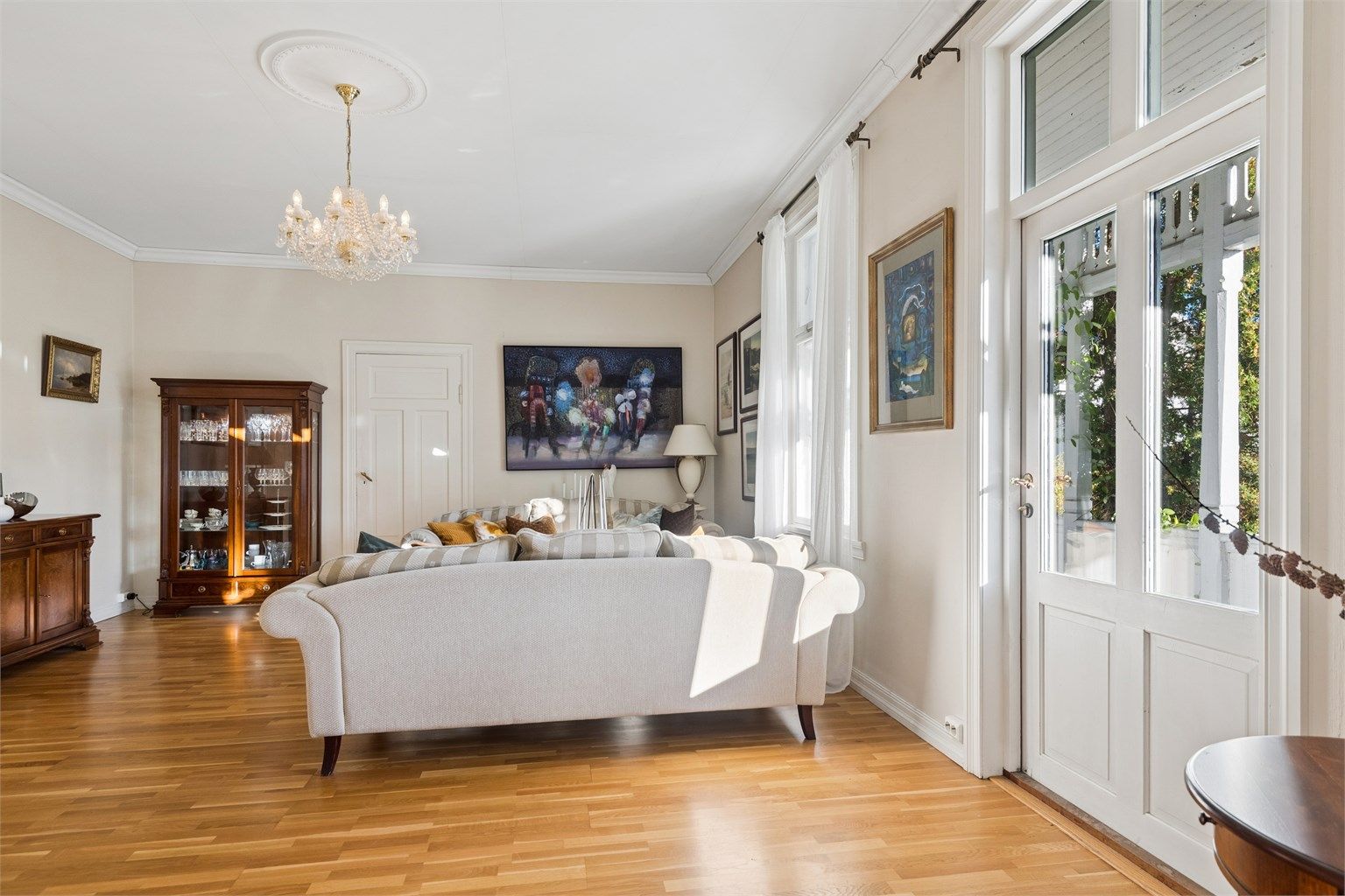Utgang til overbygd terrasse og videre adkomst til uteplass. 