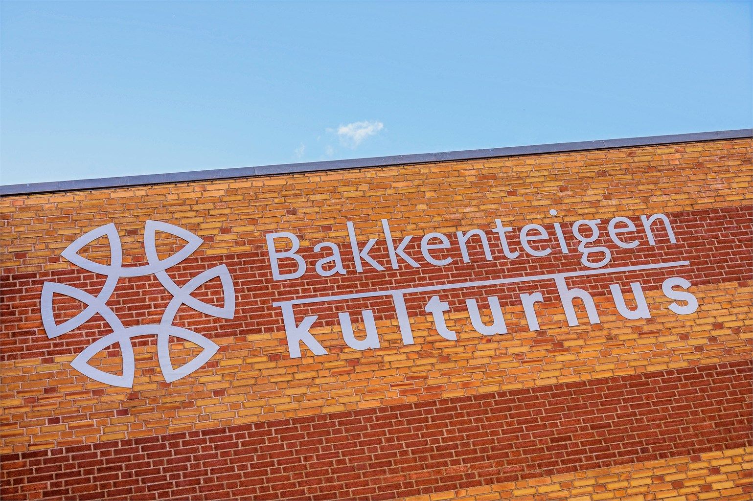 Bakkenteigen kulturhus tilbyr konserter, teater og kulturopplevelser.