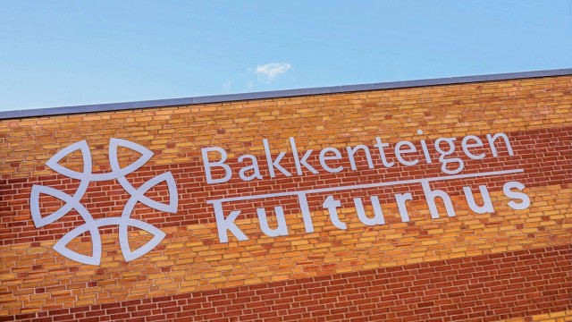 Bakkenteigen kulturhus tilbyr konserter, teater og kulturopplevelser.