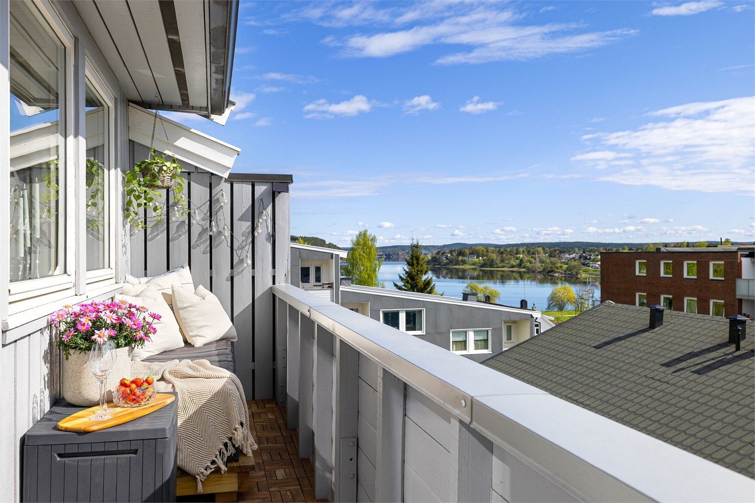 Fra solveggen på balkongen ser du ut over idylliske Glengshølen, som for øvrig er kun en kort rusletur unna.