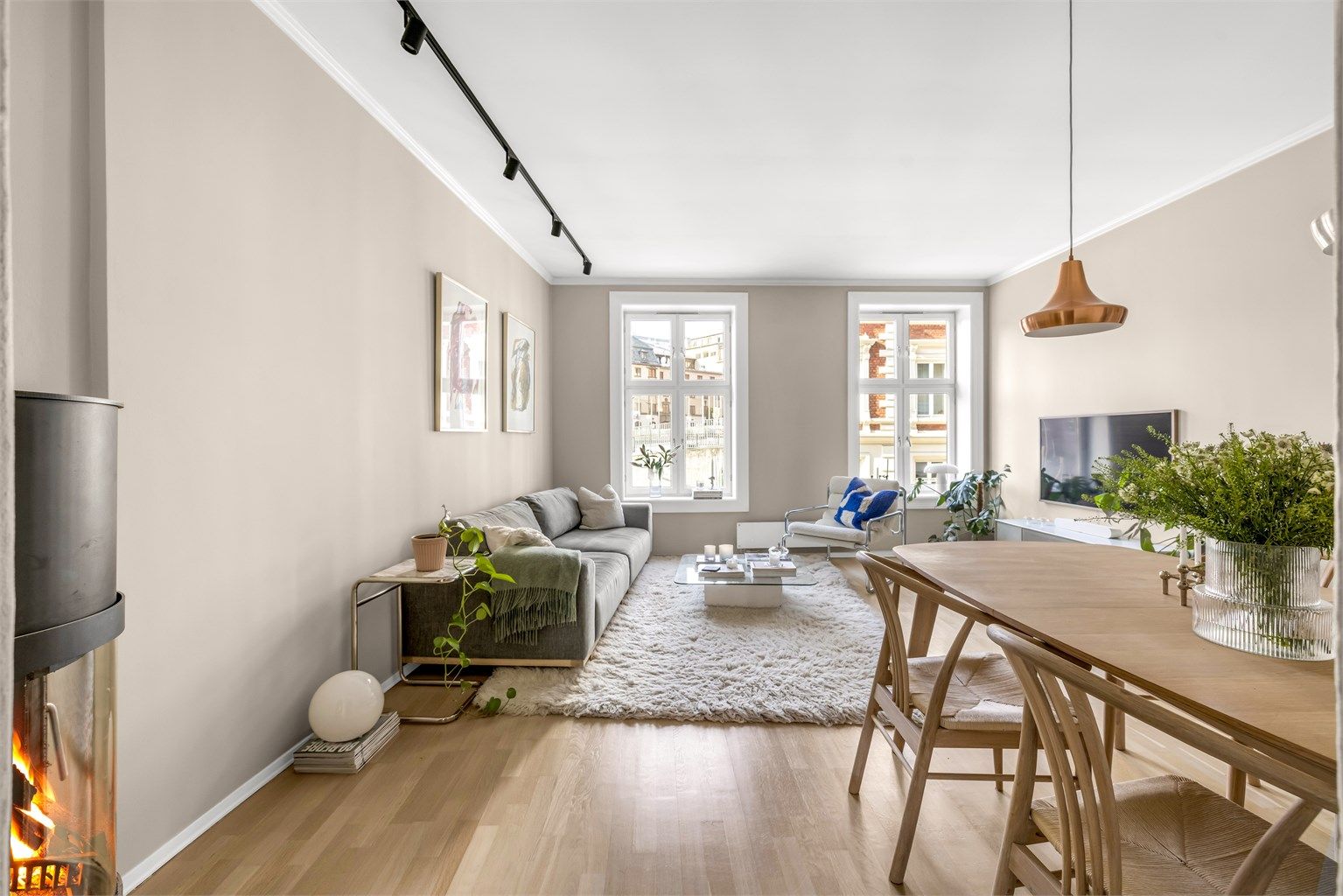 Leiligheten har en luftig og harmonisk planløsning med store vindusflater, generøs takhøyde og en gjennomgående flott romfølelse.