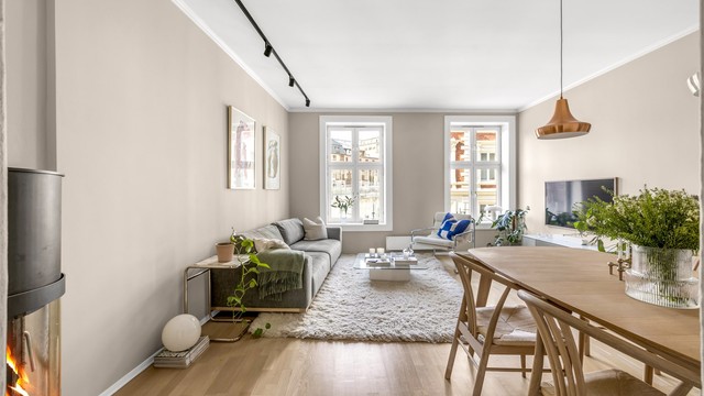 Leiligheten har en luftig og harmonisk planløsning med store vindusflater, generøs takhøyde og en gjennomgående flott romfølelse.