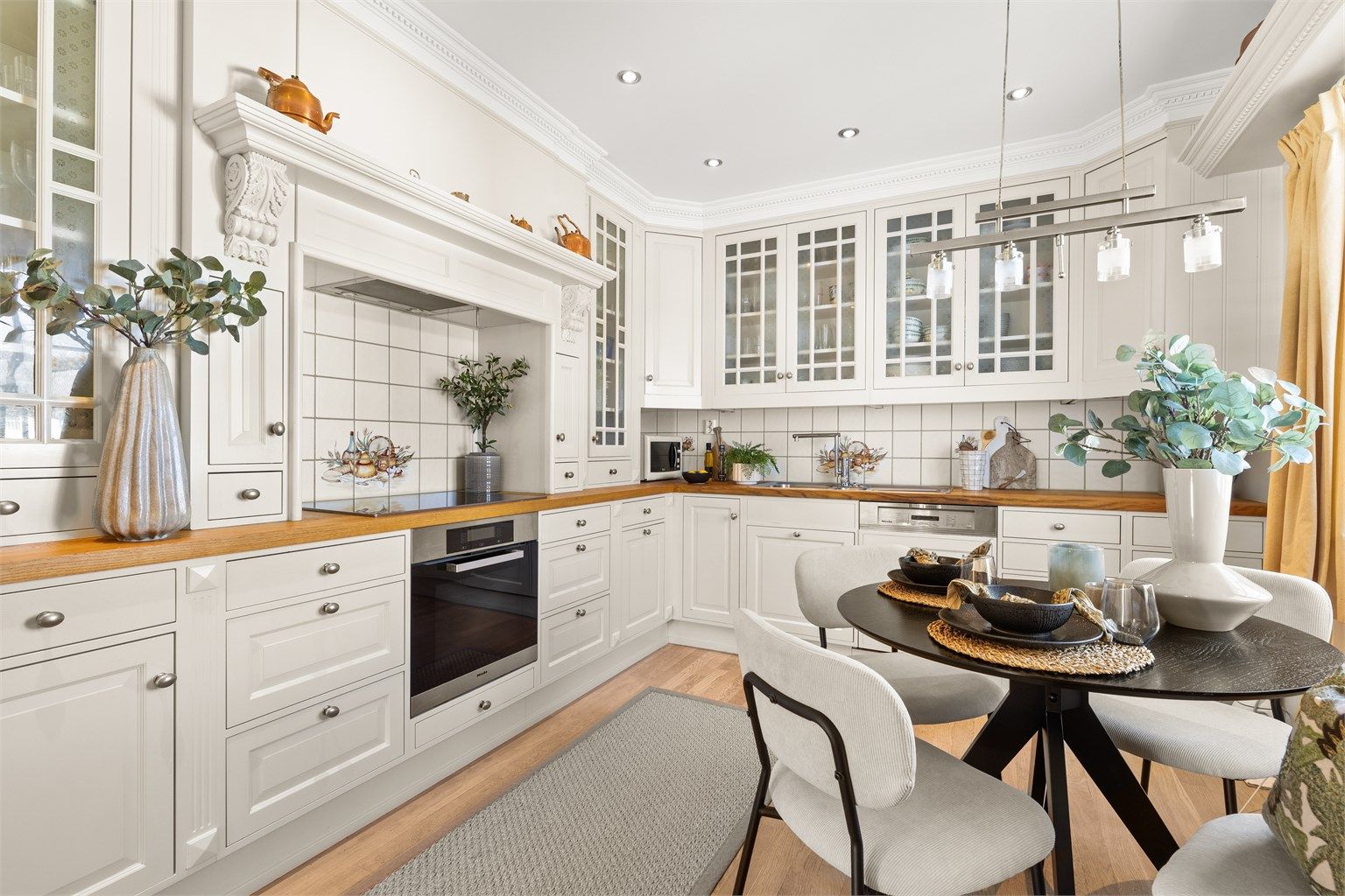 Innredning med innenforliggende fronter