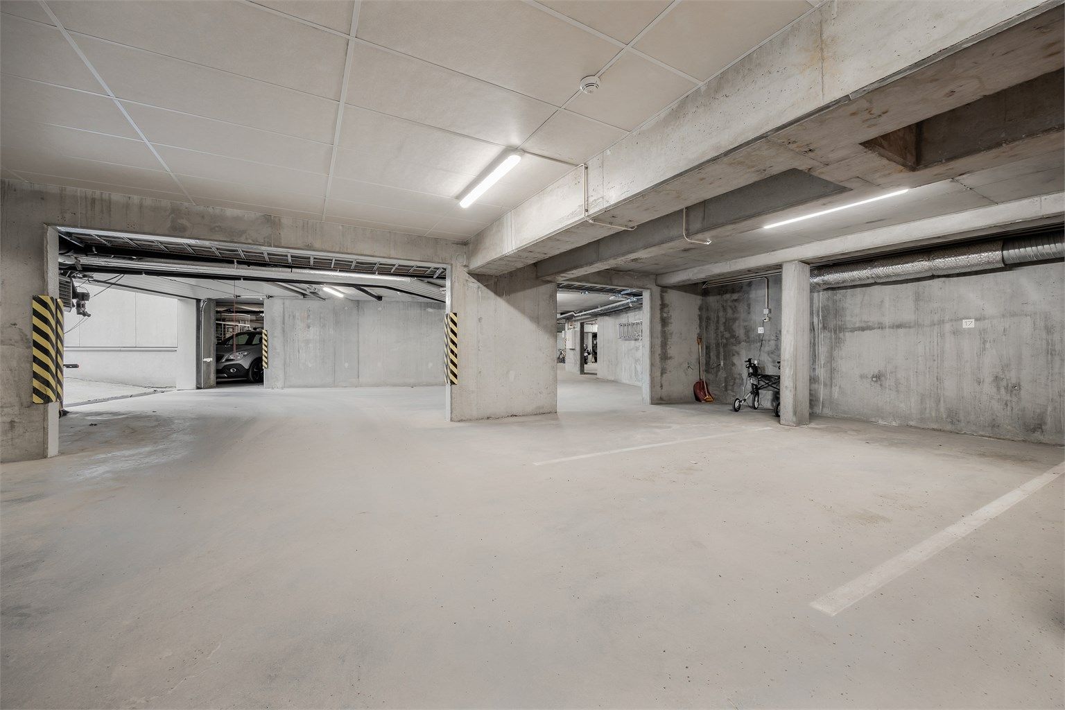 Medfølgende parkeringsplass i felles garasjeanlegg (heisadkomst).
