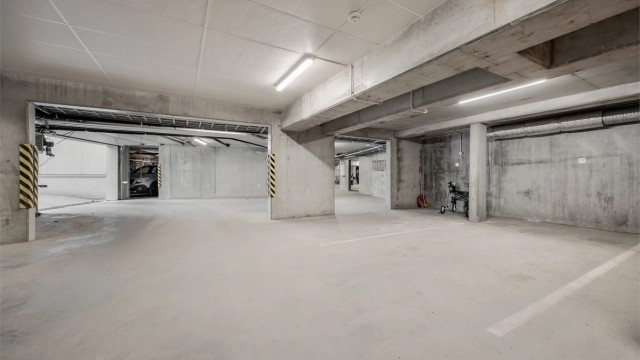 Medfølgende parkeringsplass i felles garasjeanlegg (heisadkomst).
