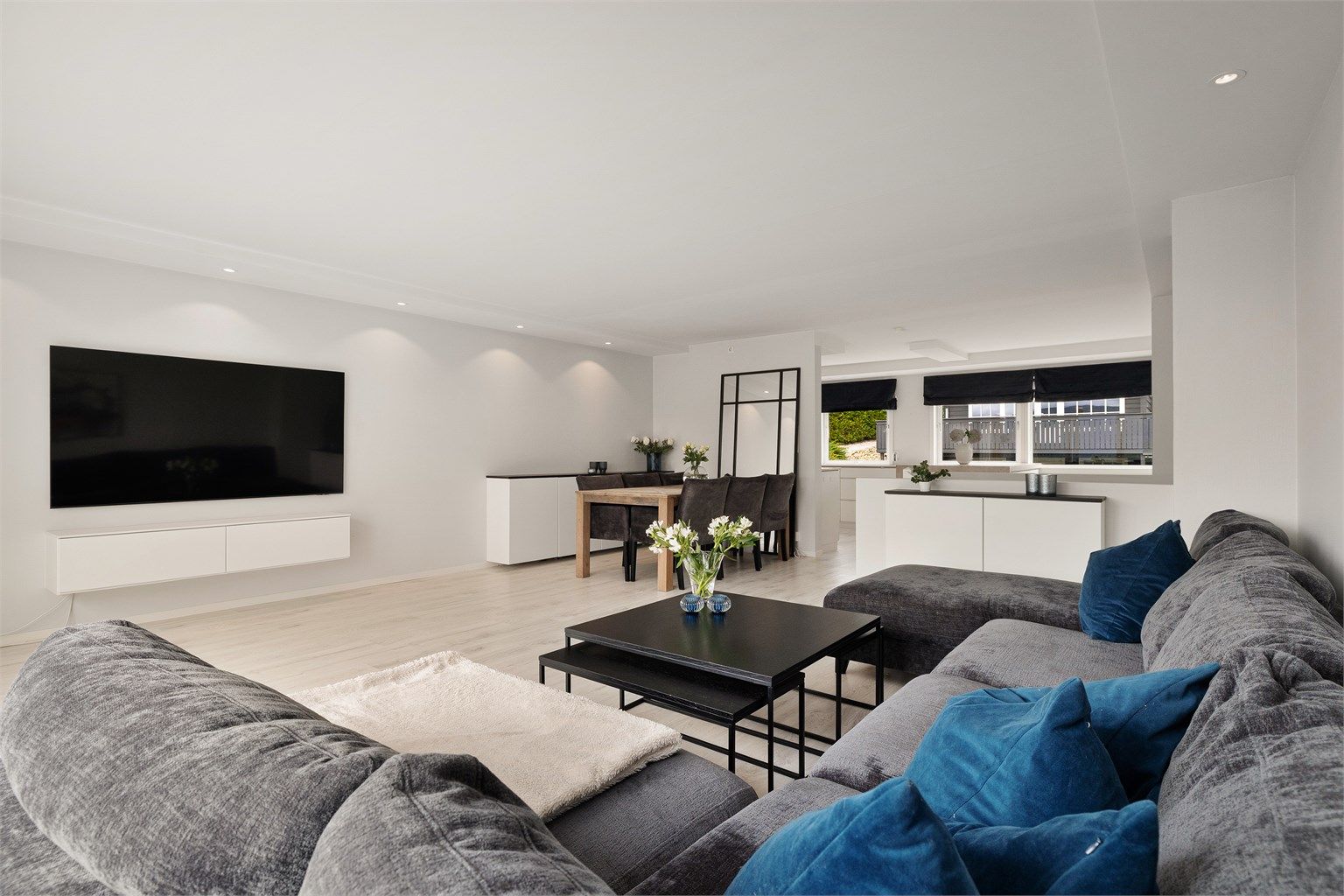 Stuen har god plass til sofagruppe og spisestue.