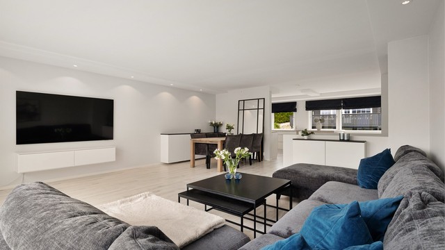 Stuen har god plass til sofagruppe og spisestue.