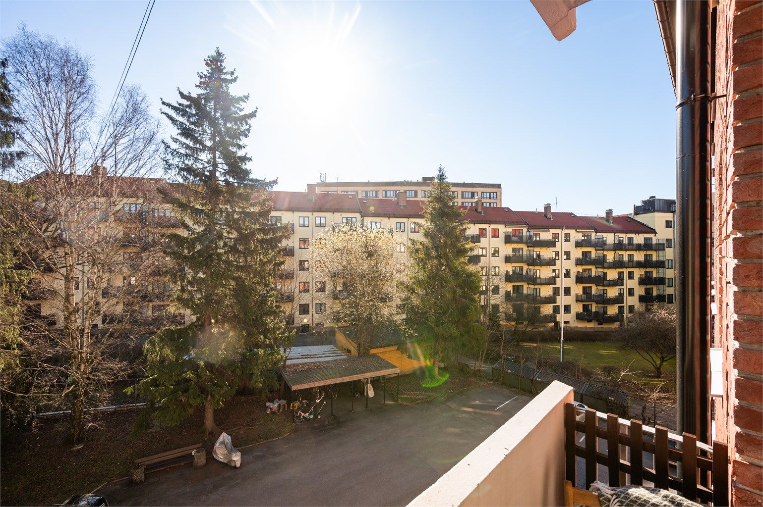 Balkongen vender ut mot en rolig bakgård. Lang vei til naboer - her er det svært lite innsyn og trafikkstille!