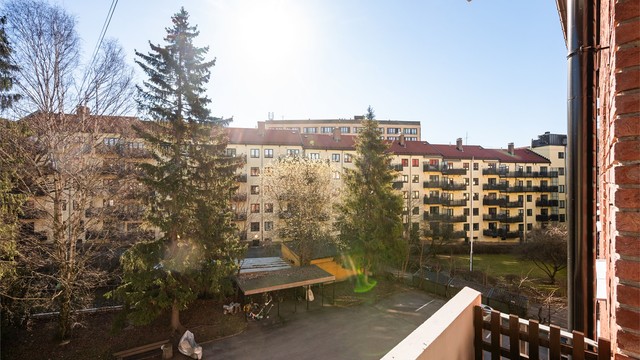 Balkongen vender ut mot en rolig bakgård. Lang vei til naboer - her er det svært lite innsyn og trafikkstille!