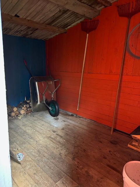 Bod i tilknytning til utedoen. Utedo og bod fremstår som kondemnabel i følge takstmann.