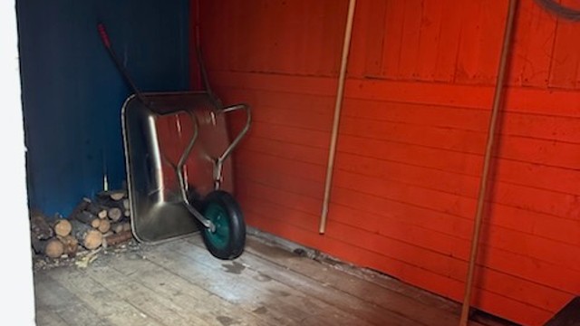 Bod i tilknytning til utedoen. Utedo og bod fremstår som kondemnabel i følge takstmann.
