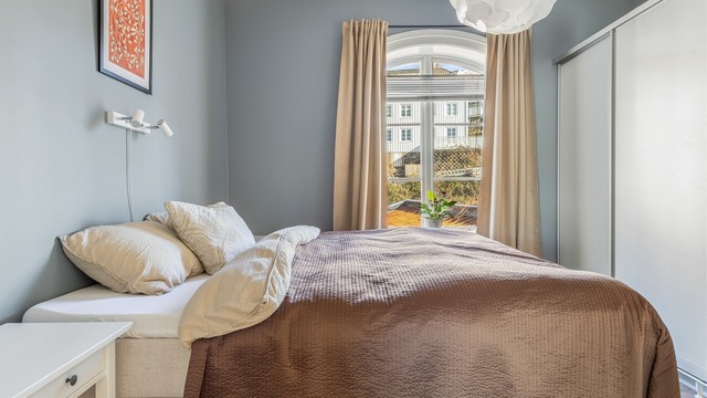 Hovedsoverommet har plass til dobbeltseng og garderobeløsning.