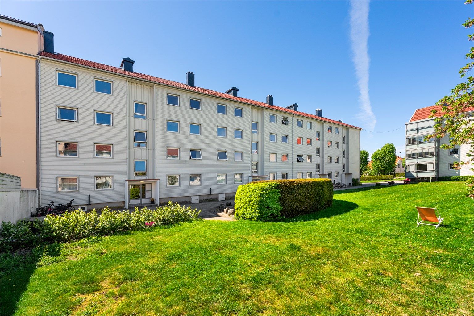 Rolig felles bakgård med grøntareal og gode solforhold