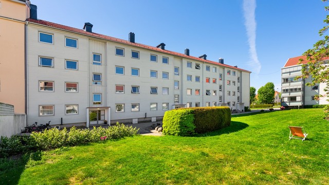Rolig felles bakgård med grøntareal og gode solforhold