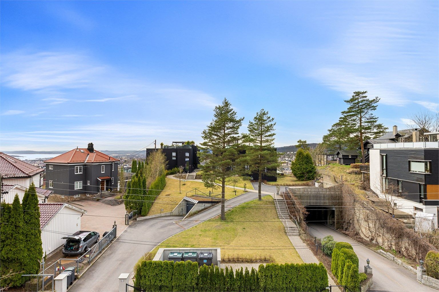 Flott utsikt fra balkongen over nærområdet og mot sentrum/fjorden
