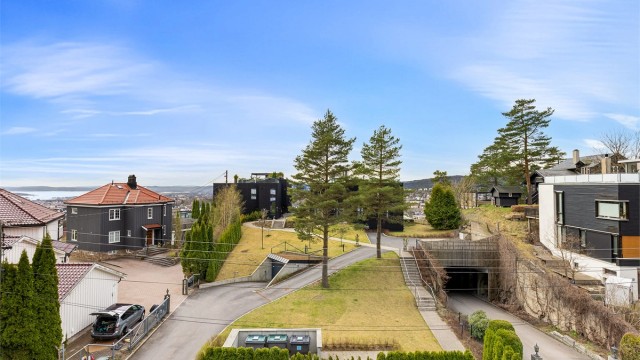 Flott utsikt fra balkongen over nærområdet og mot sentrum/fjorden