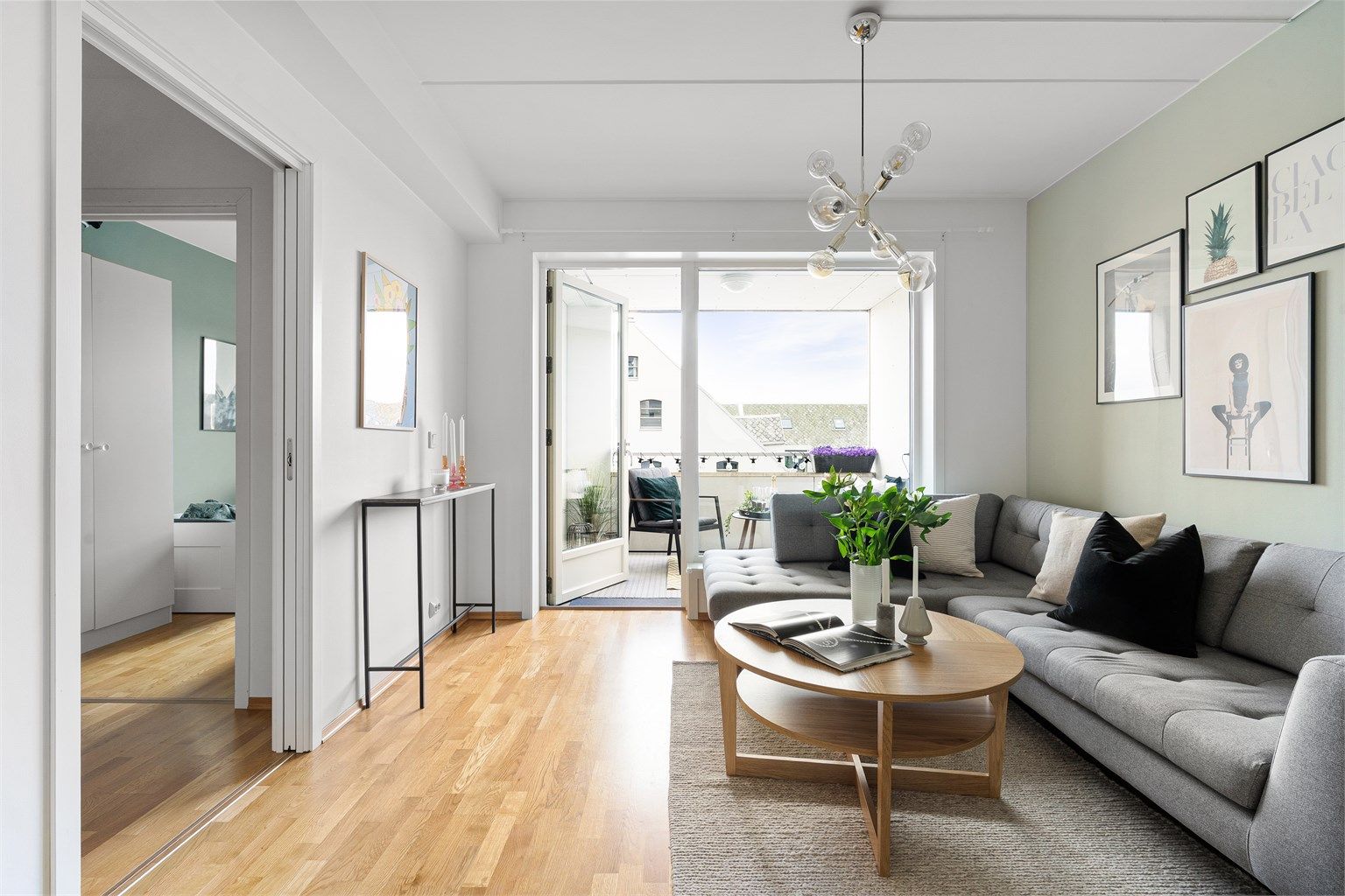 Velkommen til Rennesøygata 14J, en flott og moderne gjennomgående 3-roms leilighet, beliggende meget sentralt i populære Østre bydel.
