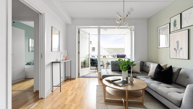 Velkommen til Rennesøygata 14J, en flott og moderne gjennomgående 3-roms leilighet, beliggende meget sentralt i populære Østre bydel.