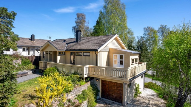 Enebolig med integrert garasje og terrasse med utestue. I tillegg tilhørende garasjeplass i rekke ved innkjørselen til feltet nedenfor eiendommen.