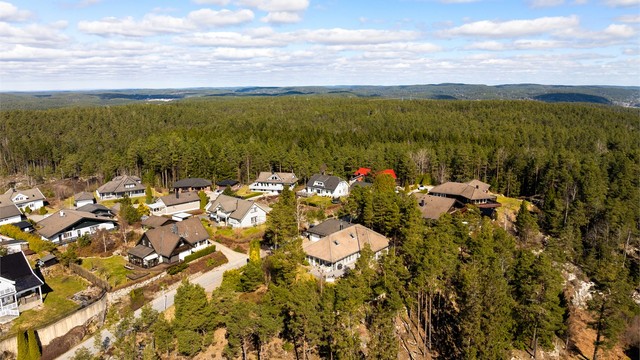 Kalnesskogen som omgir boligfeltet er ypperlig for både søndagsutflukter, treningsøkter og skigåing når forholdene tillater.