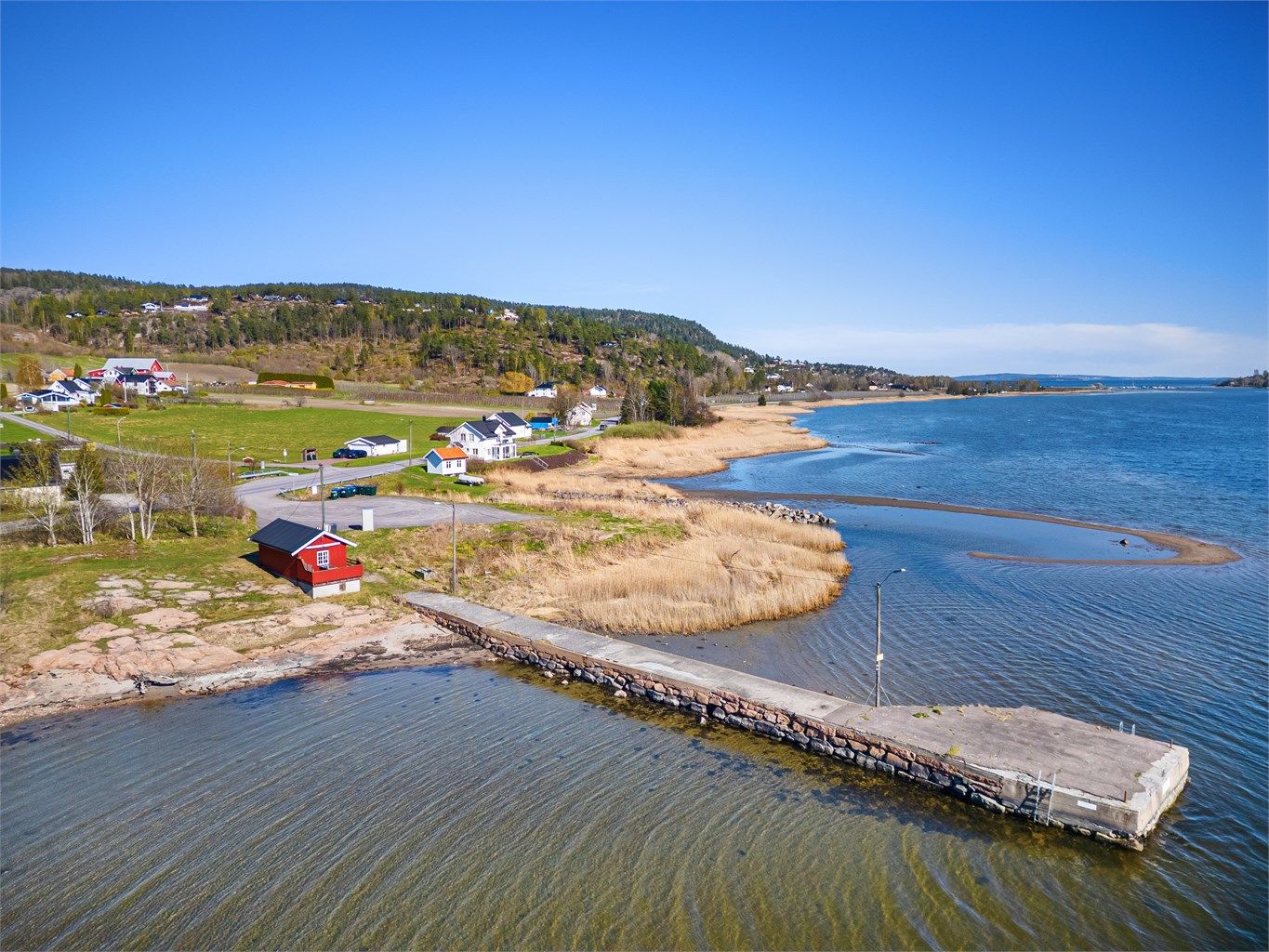 Eiendommen ligger langs fjorden med båtliv og bademuligheter.