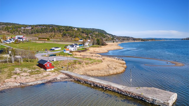 Eiendommen ligger langs fjorden med båtliv og bademuligheter.
