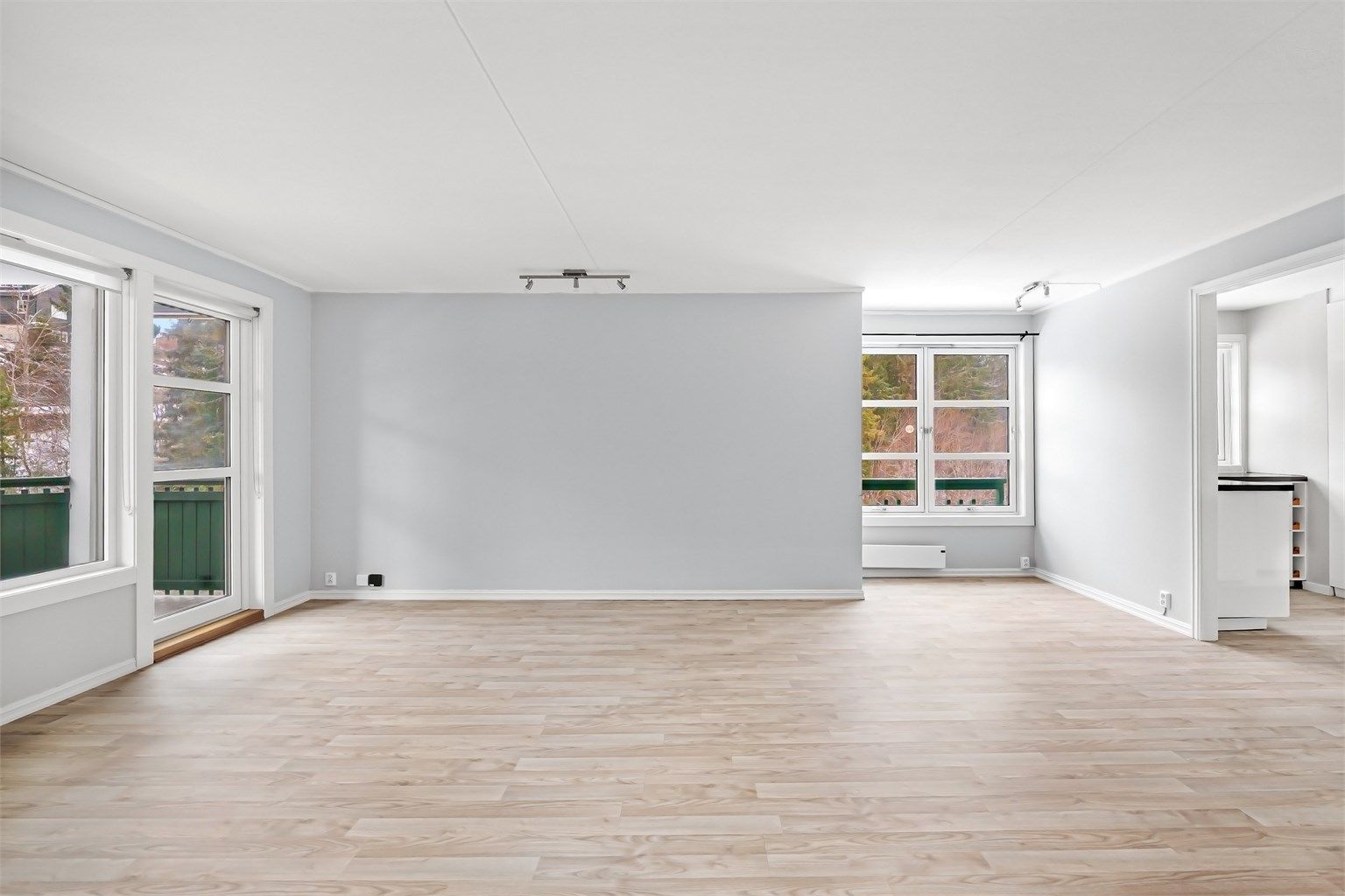 Rommet er enkelt å møblere med god plass til både sofagruppe og spisebord.