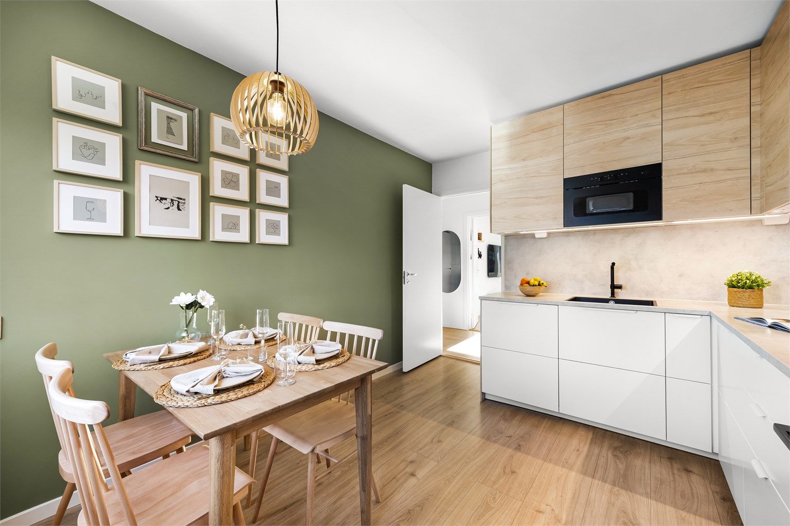 Velkommen til Bølerskogen 3! Tiltalende og stilrik 3-roms leilighet med nyere standard og gjennomgående planløsning i populært borettslag