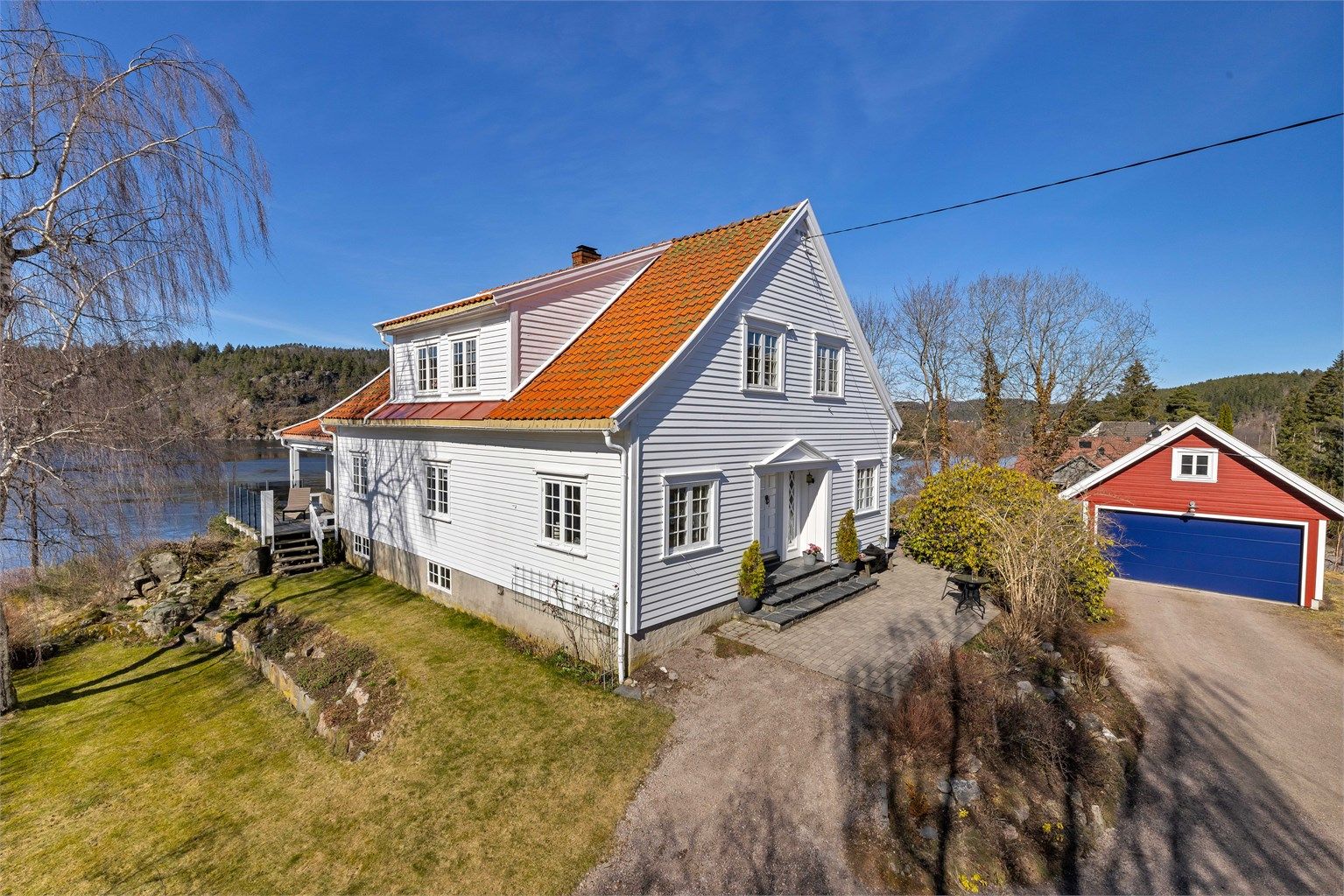 Velkommen til Ludeflaten. Herlig eiendom med strandlinje.
