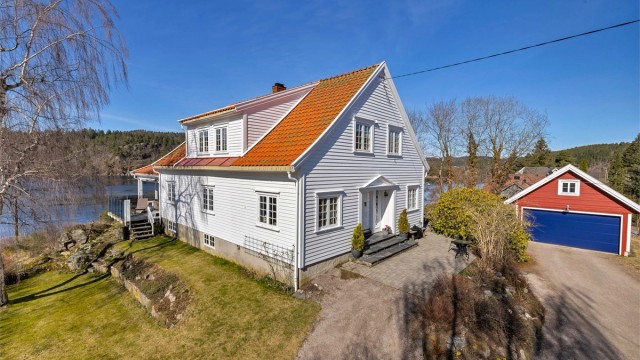 Velkommen til Ludeflaten. Herlig eiendom med strandlinje.