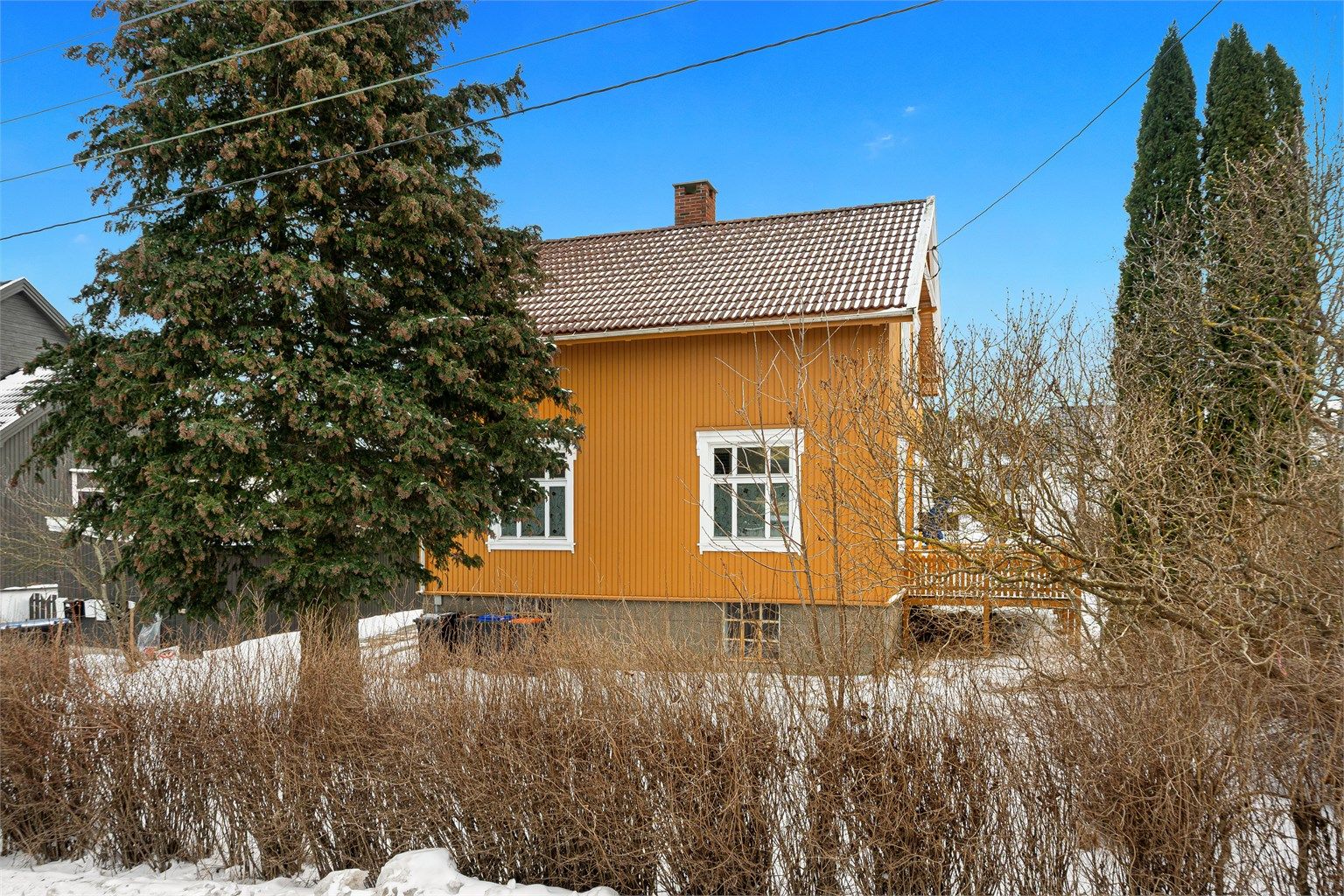 Nærmeste bussholdeplass er kun ett minutt unna, med effektive forbindelser til sentrum.