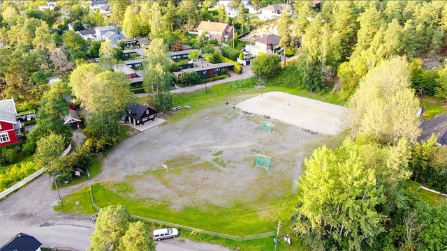 Få minutter til Skredderjordet, et friområde med sandvolleyballbaner og gruslagt fotballbane om sommeren, samt populær skøytebane om vinteren