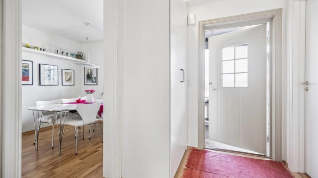 Innbydende entré med garderobeskap for oppbevaring av yttertøy og sko.