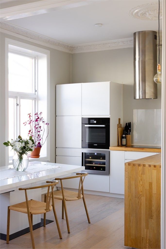 Godt med lysinnslip fra store, klassiske vinduer.