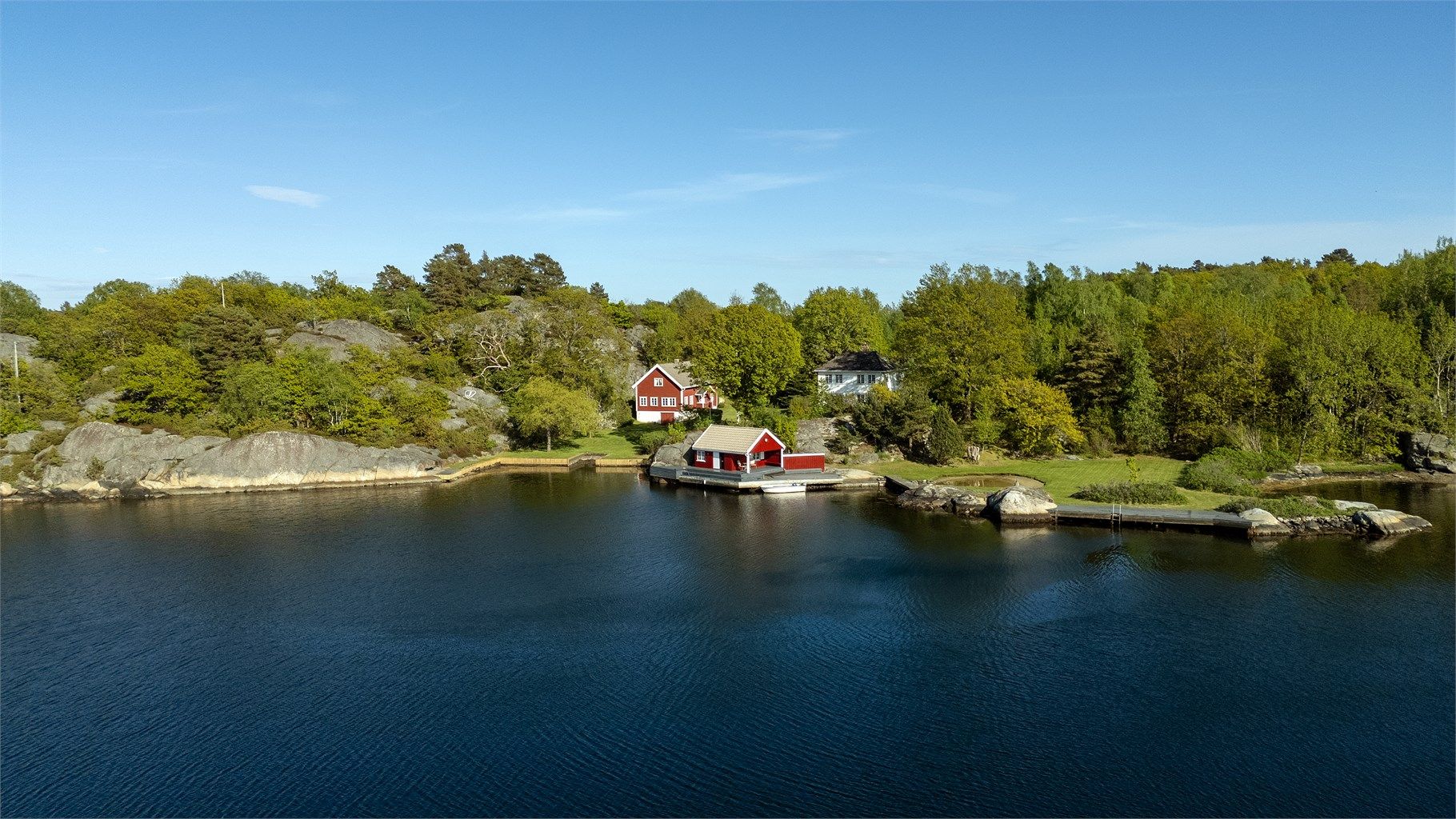 Ullerøya 20 og 21. Solrikt og usjenert.