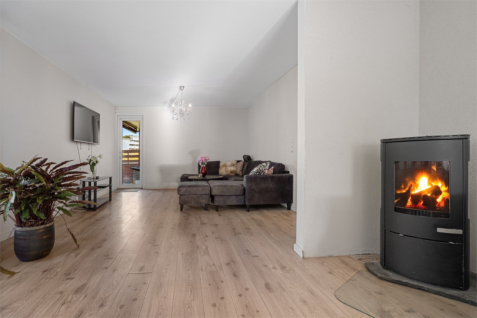 Det medfølger også en moderne peis som sørger for godt med varme på kaldere dager. 