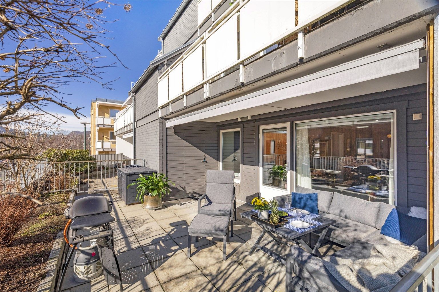 På terrassen er det tilgang til en utebod på 3 kvm, det medfølger også en bod på 4 kvm i kjelleren