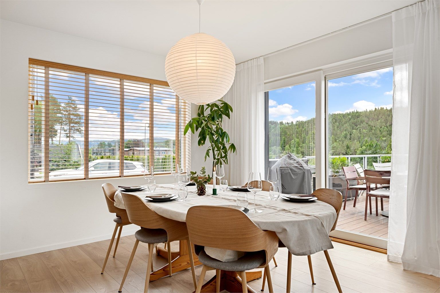 Fra spisestuen er det direkte utgang til den sørvendte terrassen