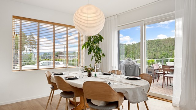 Fra spisestuen er det direkte utgang til den sørvendte terrassen