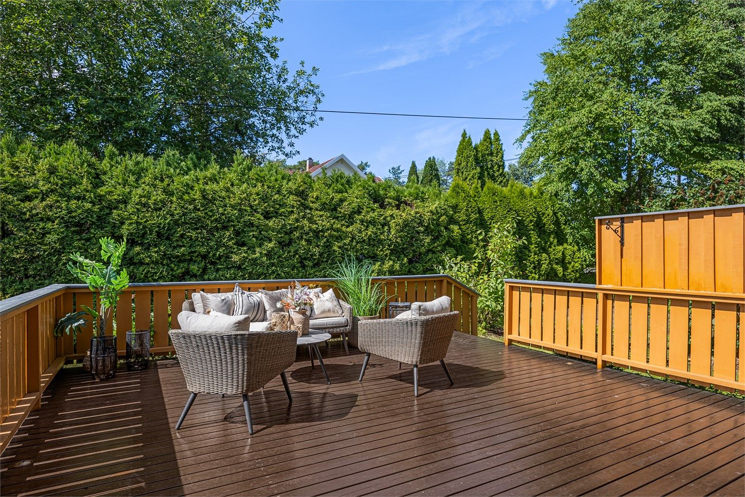 Direkte utgang fra stue til solrik vestvendt terrasse målt til 23m², med direkte tilknytning til frodig hage.