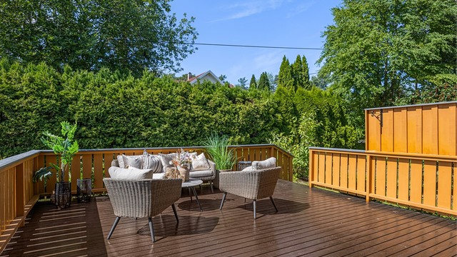 Direkte utgang fra stue til solrik vestvendt terrasse målt til 23m², med direkte tilknytning til frodig hage.