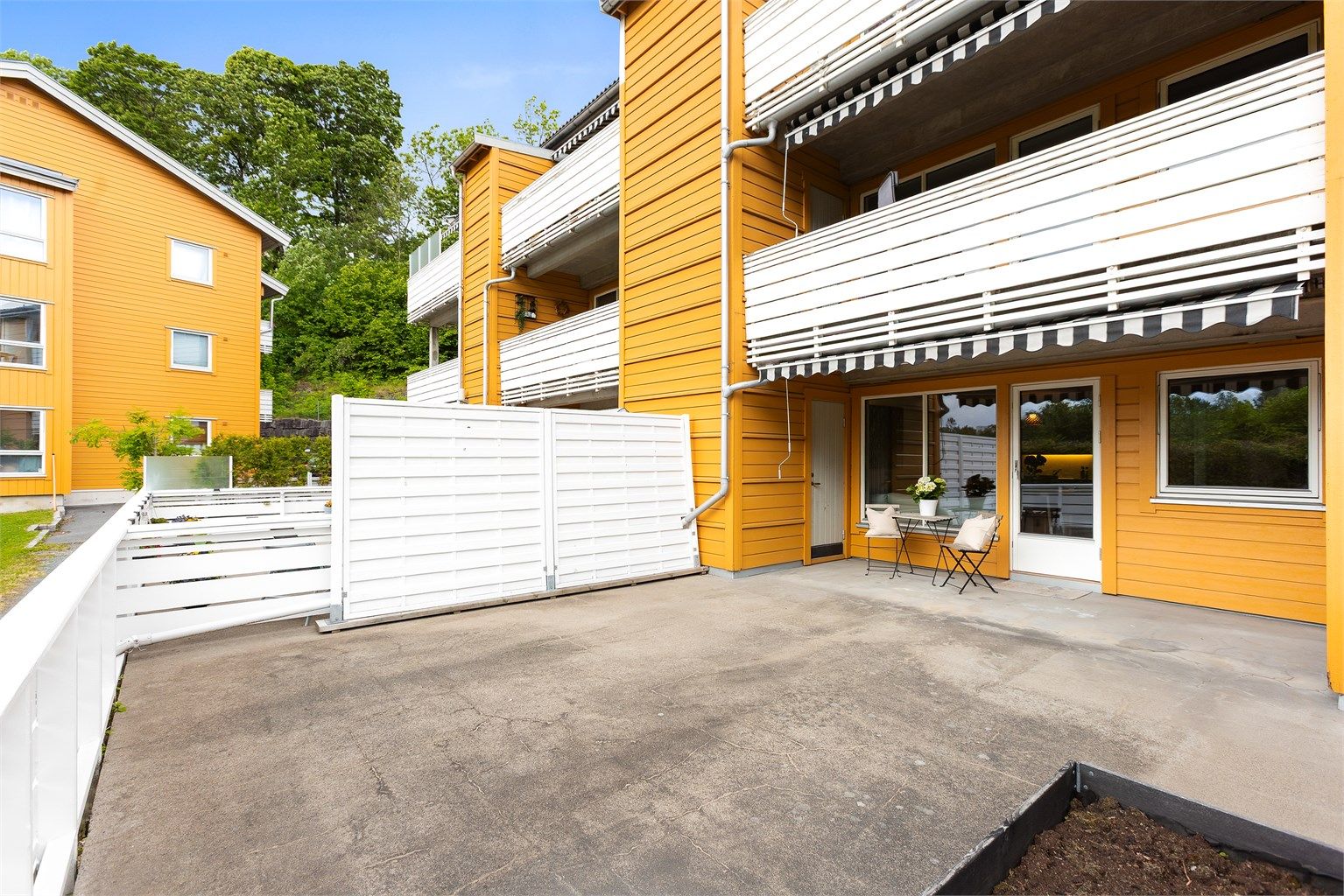 Leiligheten har en stor terrasse som byr på mange møbleringsmuligheter. 