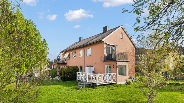 Andelen av tomten til denne leiligheten er på ca 400 kvm. Opparbeidet med plenarealer, egnet for lek og aktivitet.