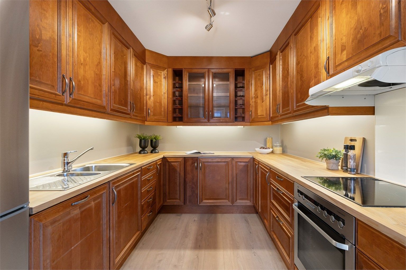 Innredningen har en slitesterk benkeplate i tre som nylig er slipt og lakkert.