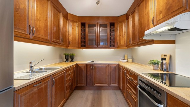 Innredningen har en slitesterk benkeplate i tre som nylig er slipt og lakkert.