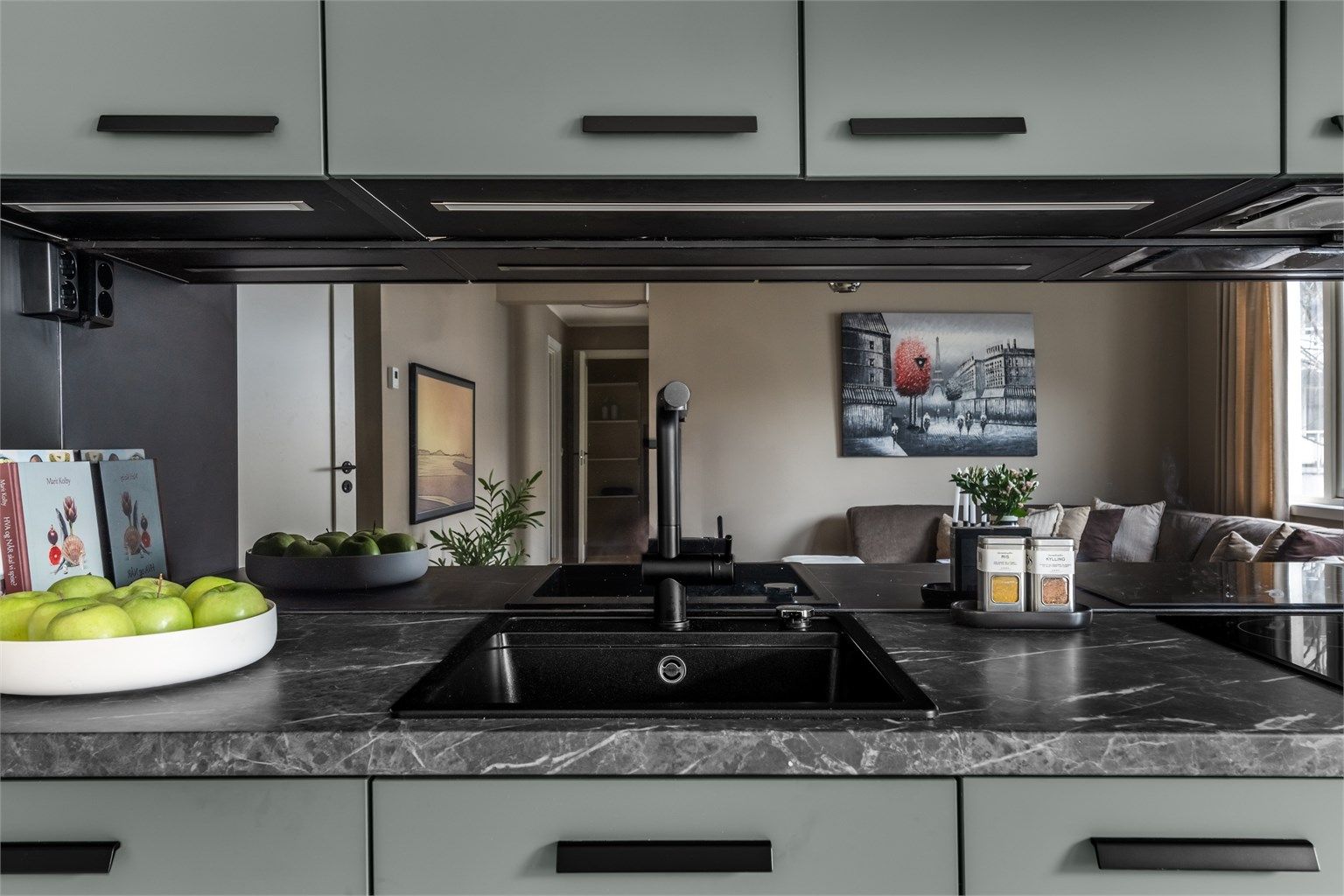 Belysning og stikkontakt under overskap.