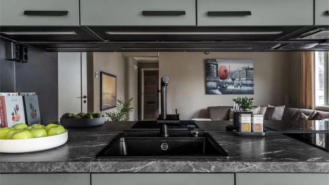 Belysning og stikkontakt under overskap.