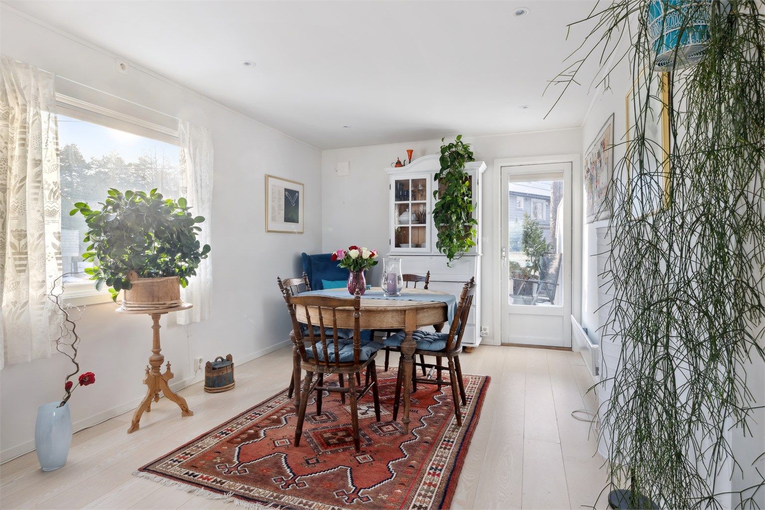 Rikelig med plass til stort spisebord.